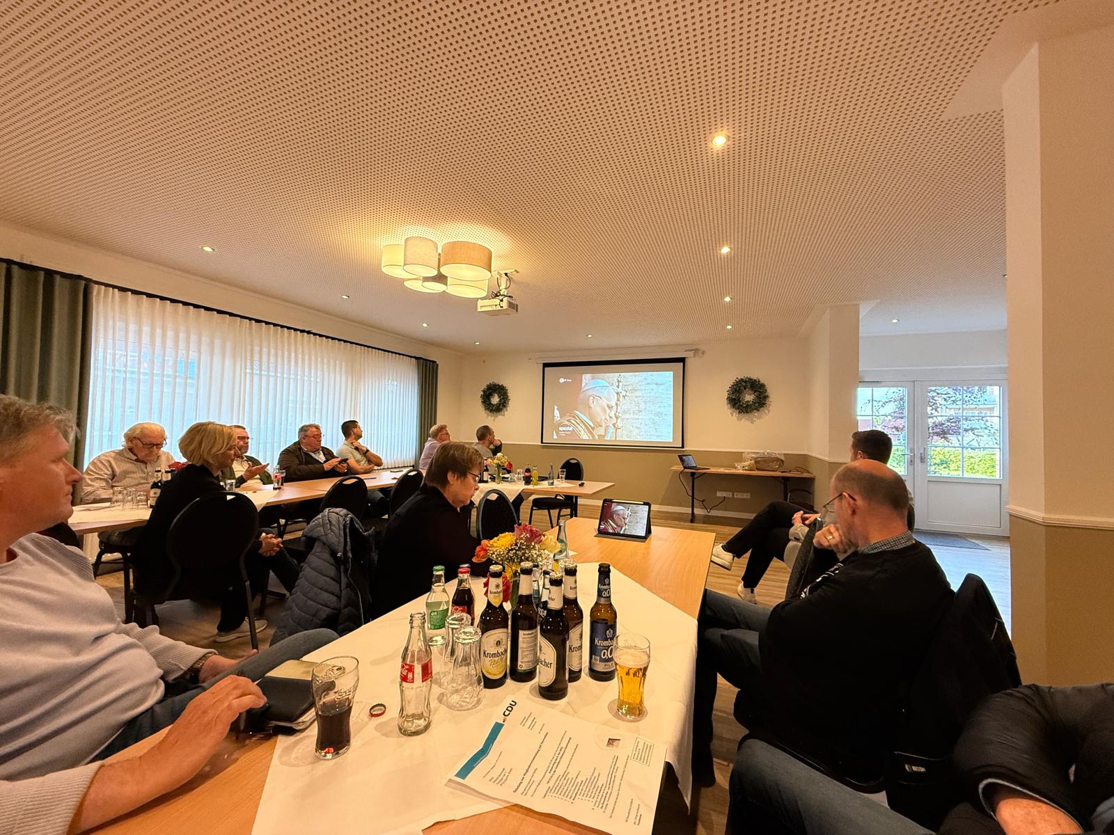 Die Verkndung des neuen Papstes fhrte dazu, dass die Tagesordnung fr einen Moment einer himmlischen Prioritt weichen musste.