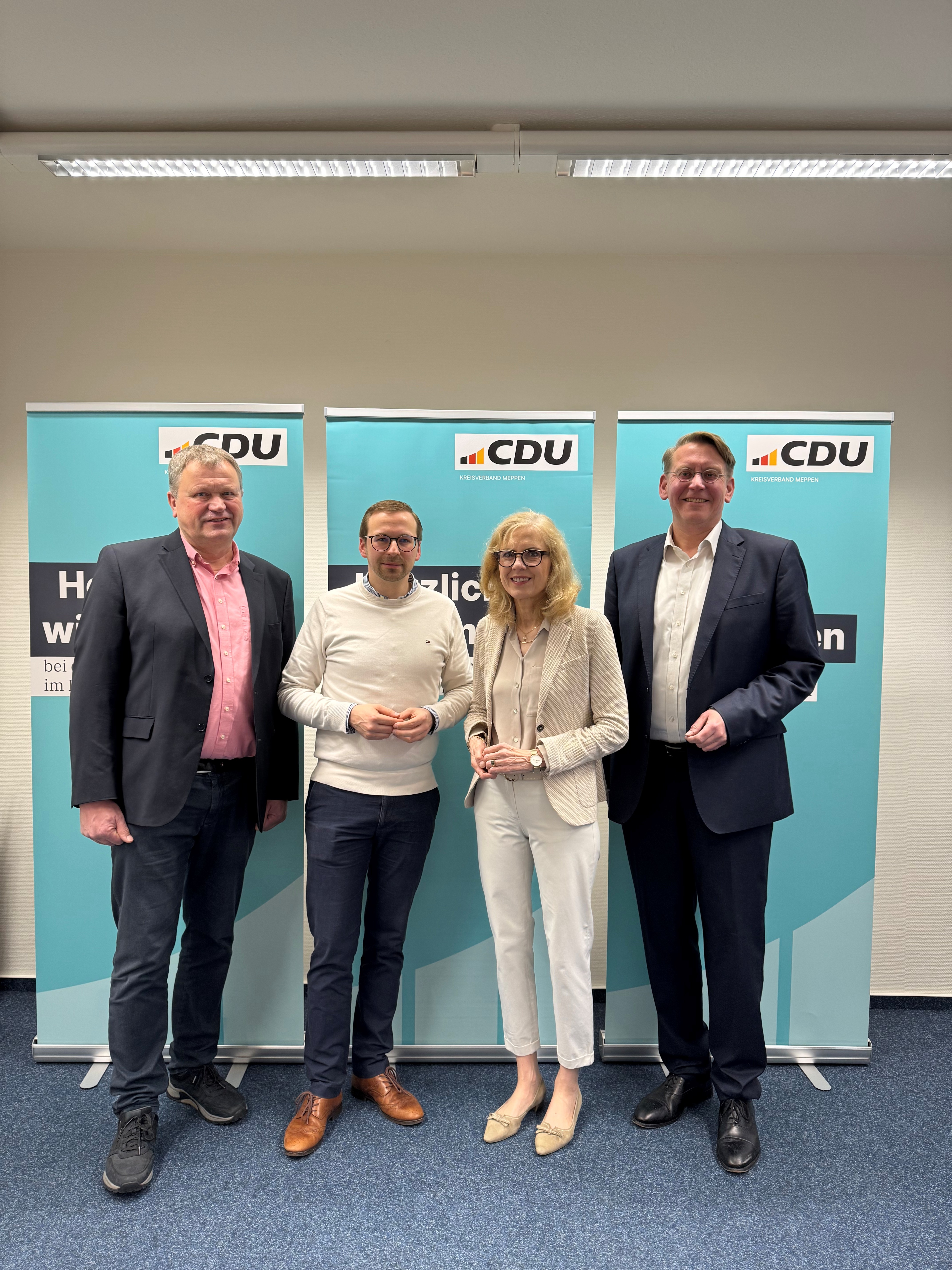 Der Vorsitzende des CDU-Stadtverbands Meppen, Arne Fillies (2.v.r.), und der CDU-Fraktionsvorsitzende, Dr. Hubert Kruse (1.v.r.), stellen gemeinsam mit Vorstandsmitglied Marc-Andr� Burgdorf, Dr. Sigrid Kraujuttis als Vorschlag des CDU Stadtverbandsvorstan