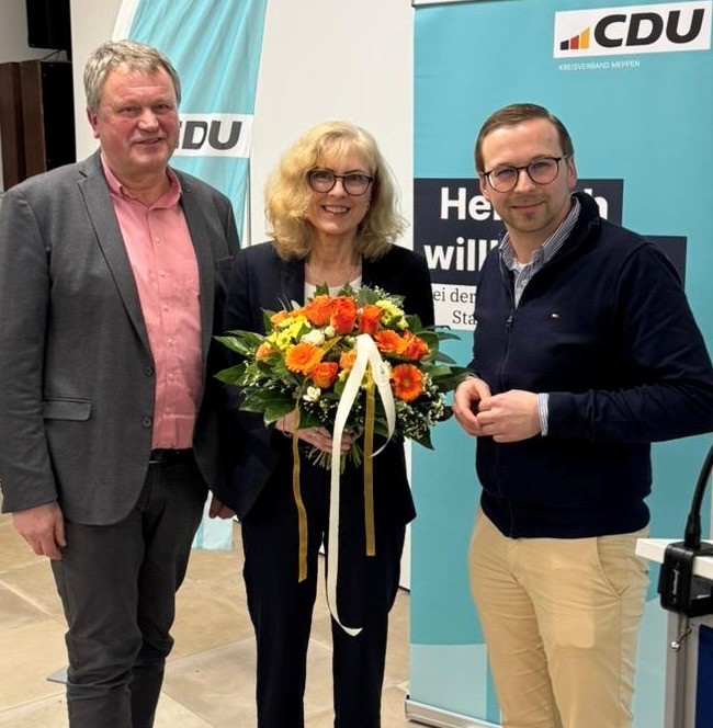 Der Vorsitzende des CDU-Stadtverbands Meppen, Arne Fillies (rechts im Bild), und der CDU-Fraktionsvorsitzende, Dr. Hubert Kruse, gratulierten Dr. Sigrid Kraujuttis zu ihrer Aufstellung als B�rgermeisterkandidatin der CDU Meppen.