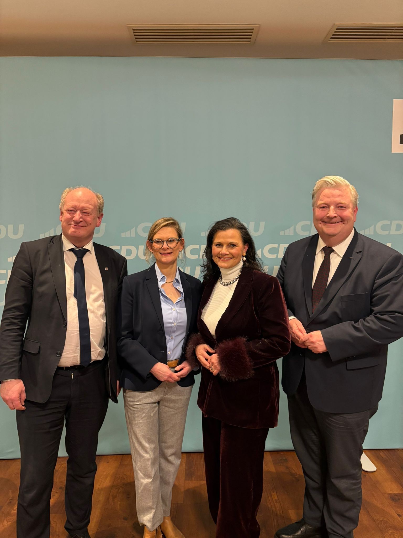 Reinhold Hilbers MdL, Lara Evers MdL, Gitta Connemann MdB, Kreisvorsitzender Holger Cosse (von links).
