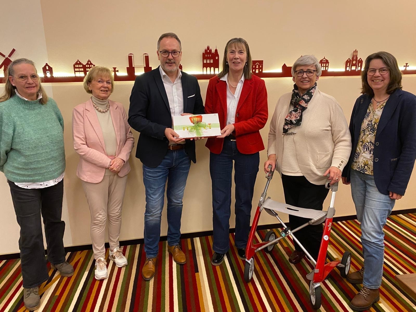 Der Vorstand der Frauen Union im Stadtverband Meppen bedankt sich bei B�rgermeister Helmut Knurbein f�r das Gespr�ch. 