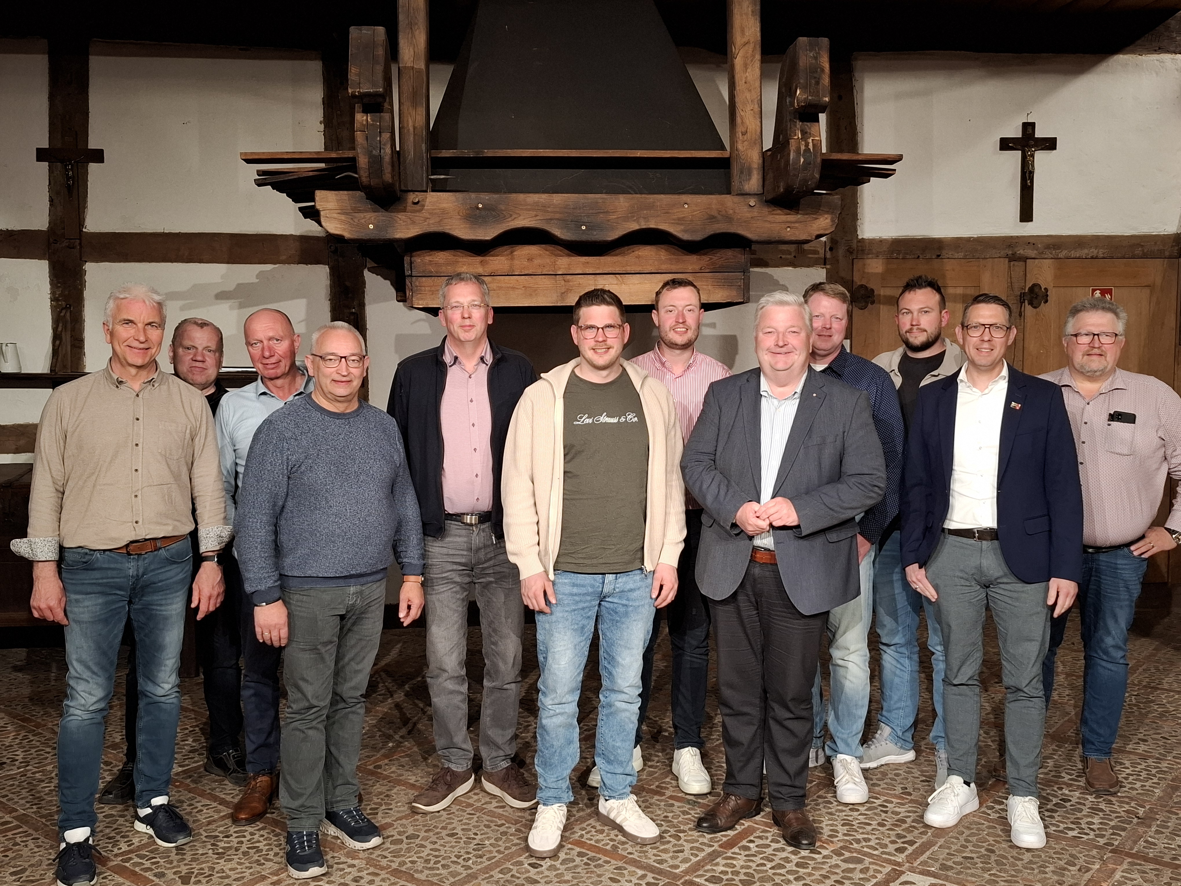 Der neue Vorstand des CDU Ortsverbandes in Wesuwe mit unserem B�rgermeisterkandidaten Holger Cosse.