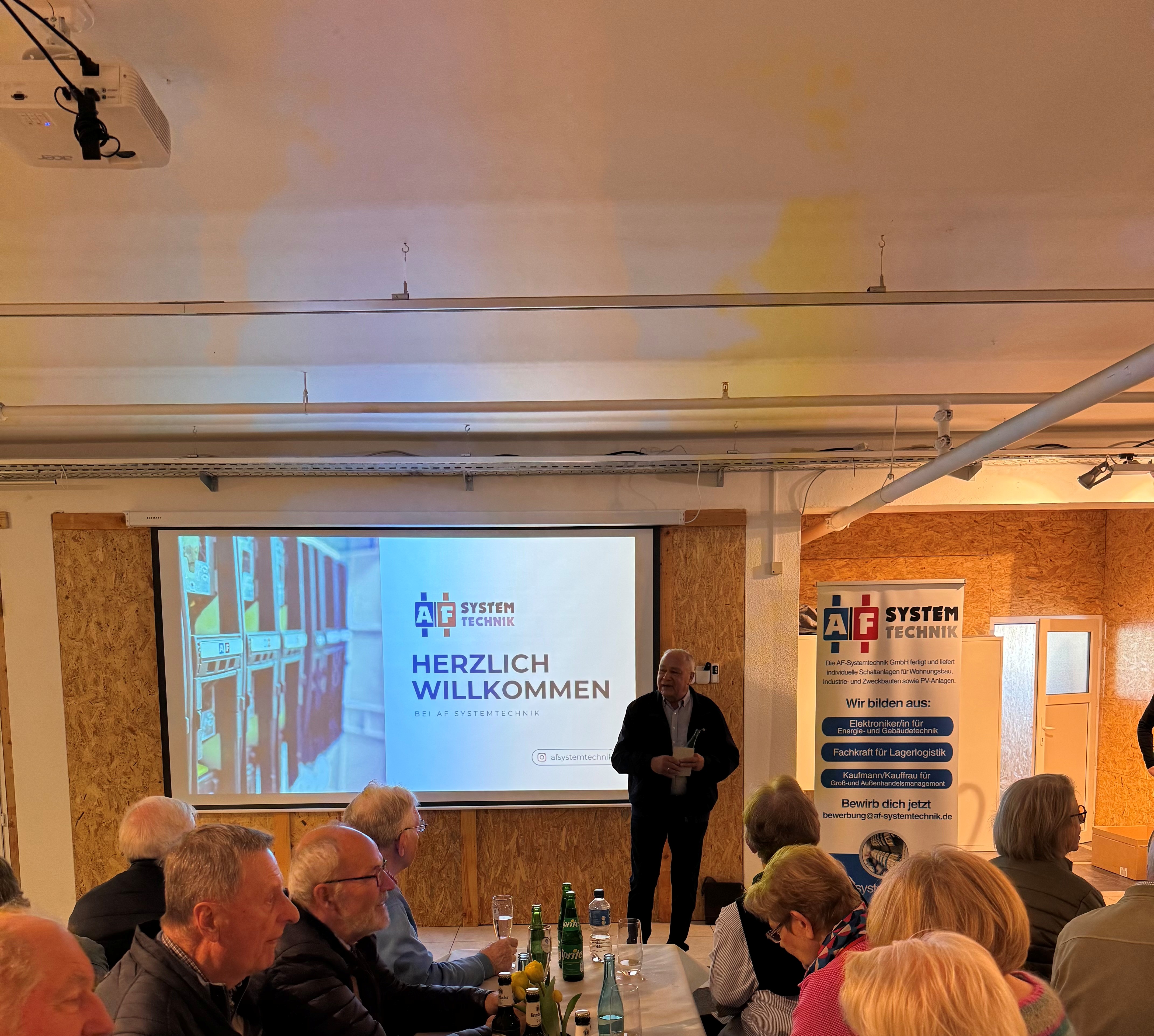 Der Vorsitzende der Senioren Union Reinhard Todt begr��t die Mitglieder in den R�umlichkeiten von AF-Systemtechnik.