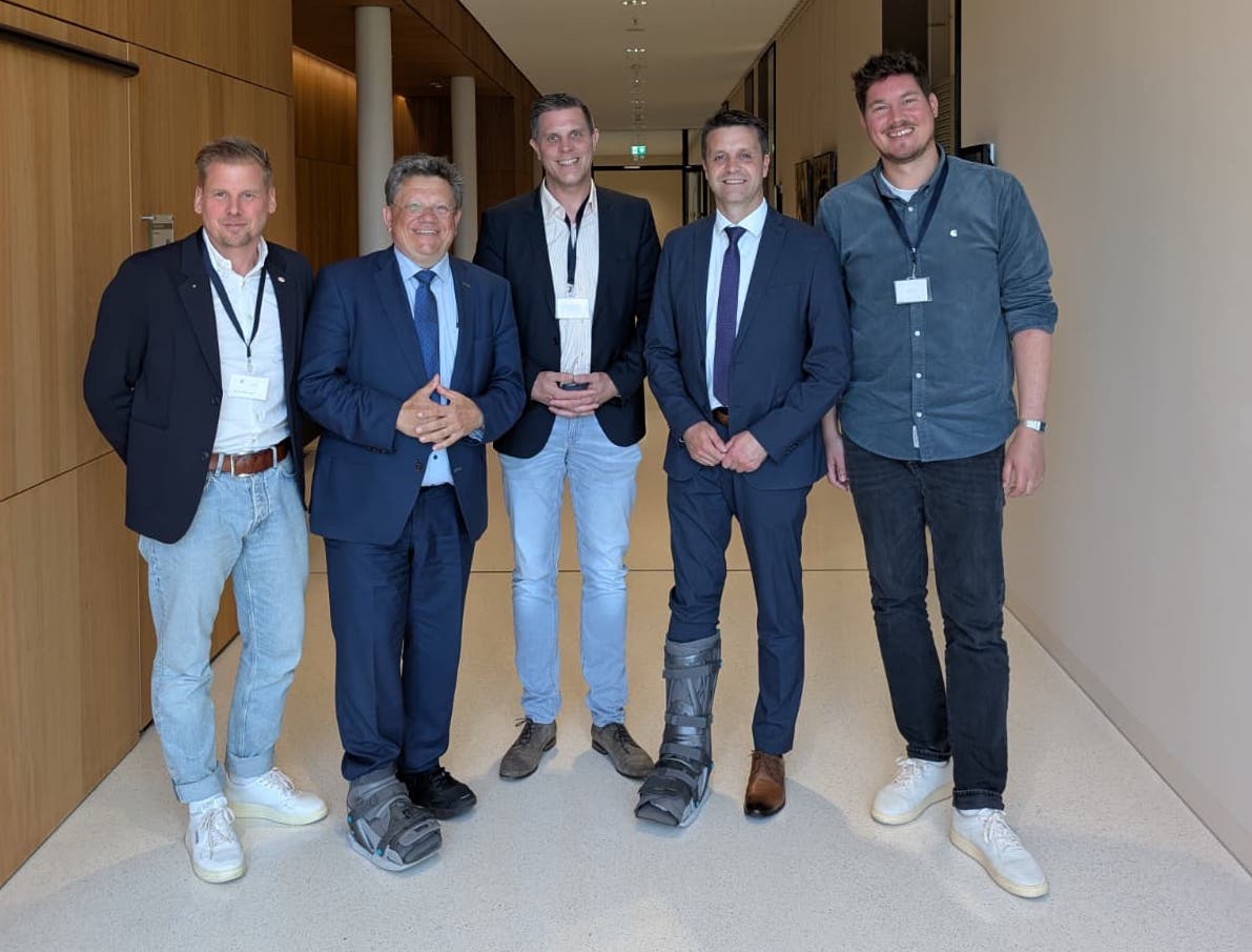 Bildunterschrift (Foto Kuper): Bernd Knipper, Minister Dr. Andreas Philippi, Carsten Bartels, Hartmut Moorkamp MdL und Jannis Kuper.