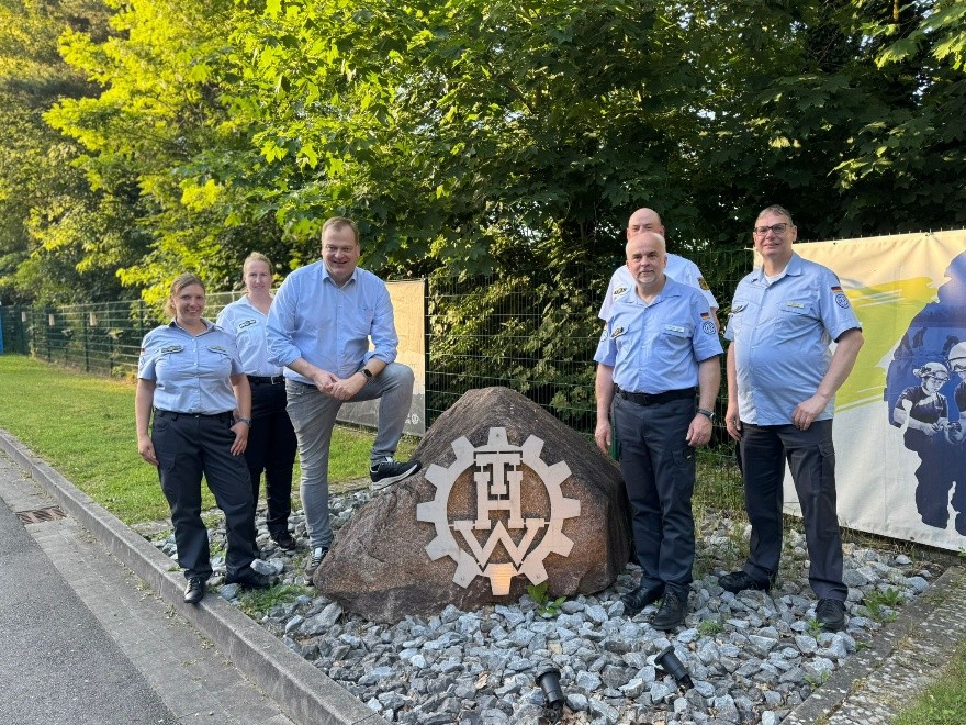 Albert Stegemann im Gespr�ch mit den Verantwortlichen des Technischen Hilfsweks aus Meppen, Lingen und Nordhorn.