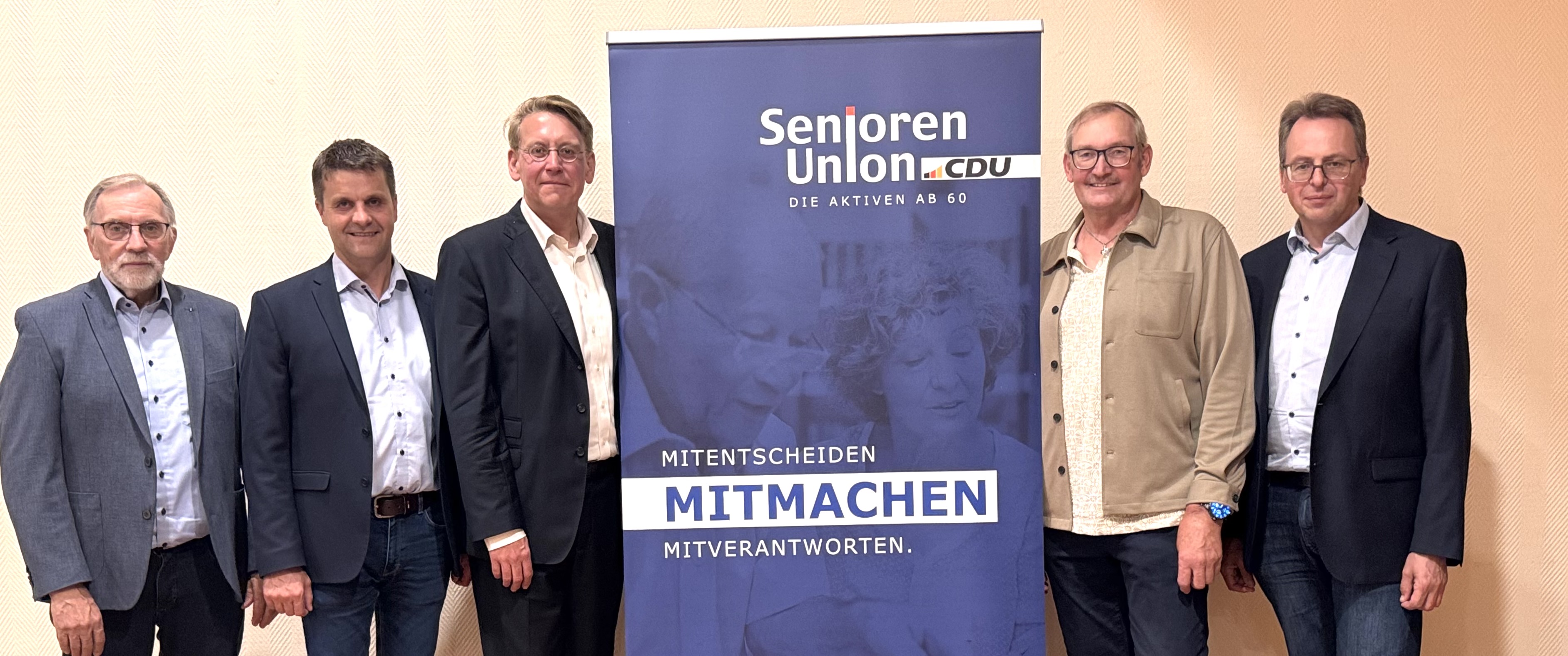 Quelle; Bild, Lambert Brand
Bild von links;
Heinz Haarmann, Hartmut Moorkamp MdL, Landrat Marc-Andre Burgdorf, Vors. Ewald Bruns und Samtgemeinde B�rgermeister Ludger Kewe.