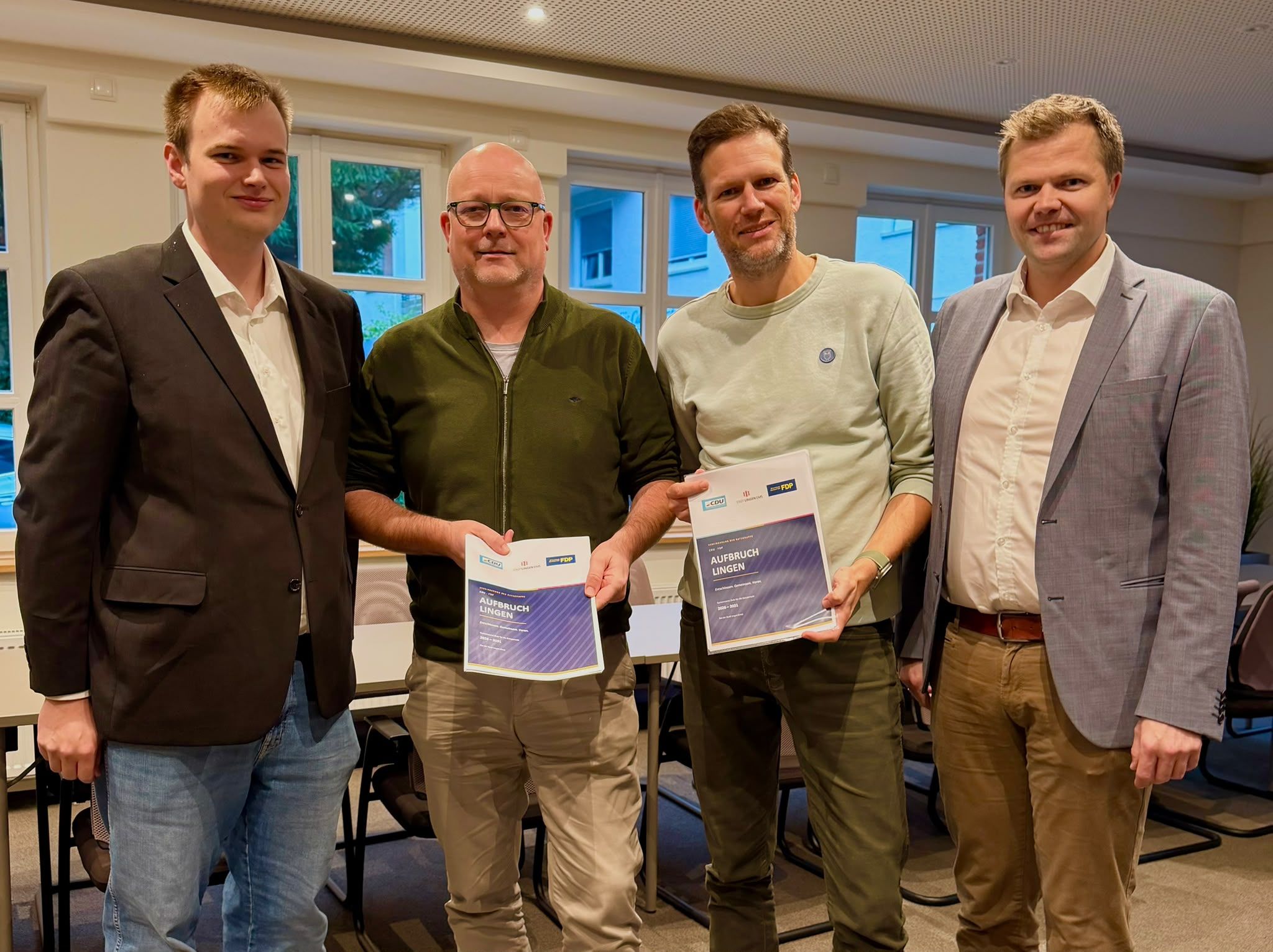 CDU und FDP bilden im Lingener Stadtrat eine Gruppe (von links): Jan Neerschulte, Vorsitzender des FDP-Ortsverbandes Emsland-S�d, FDP-Fraktionsvorsitzender Dirk Meyer, CDU-Fraktionsvorsitzender J�rgen Herbr�ggen und CDU-Ratsherr Christian F�hner. 