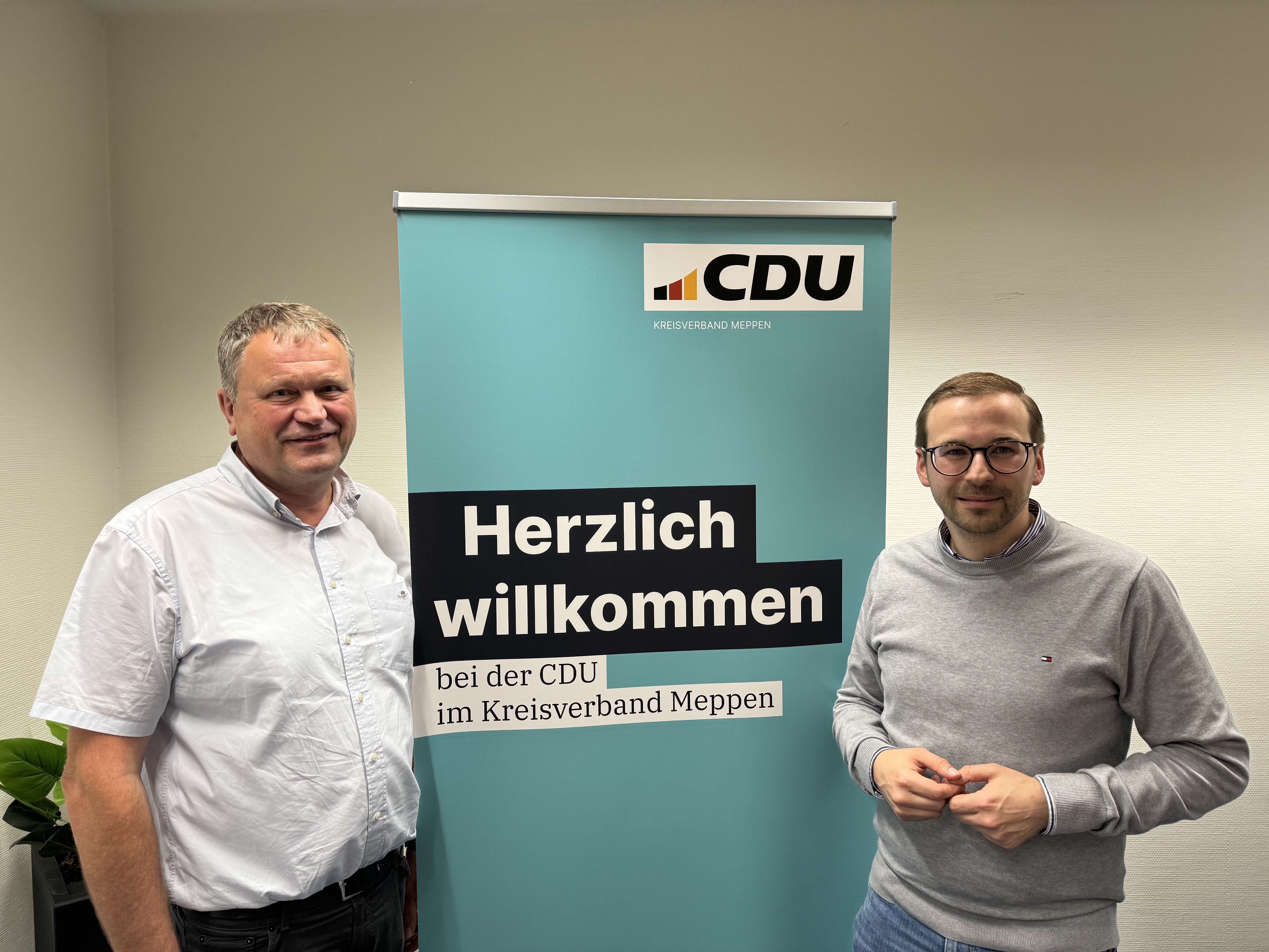 Der Vorsitzende des CDU Stadtverbands Meppen, Arne Fillies (rechts im Bild), und der CDU Fraktionsvorsitzende, Hubert Kruse, stellen das CDU-Bewerbungsverfahren fr die Brgermeisterwahl 2026 vor. 